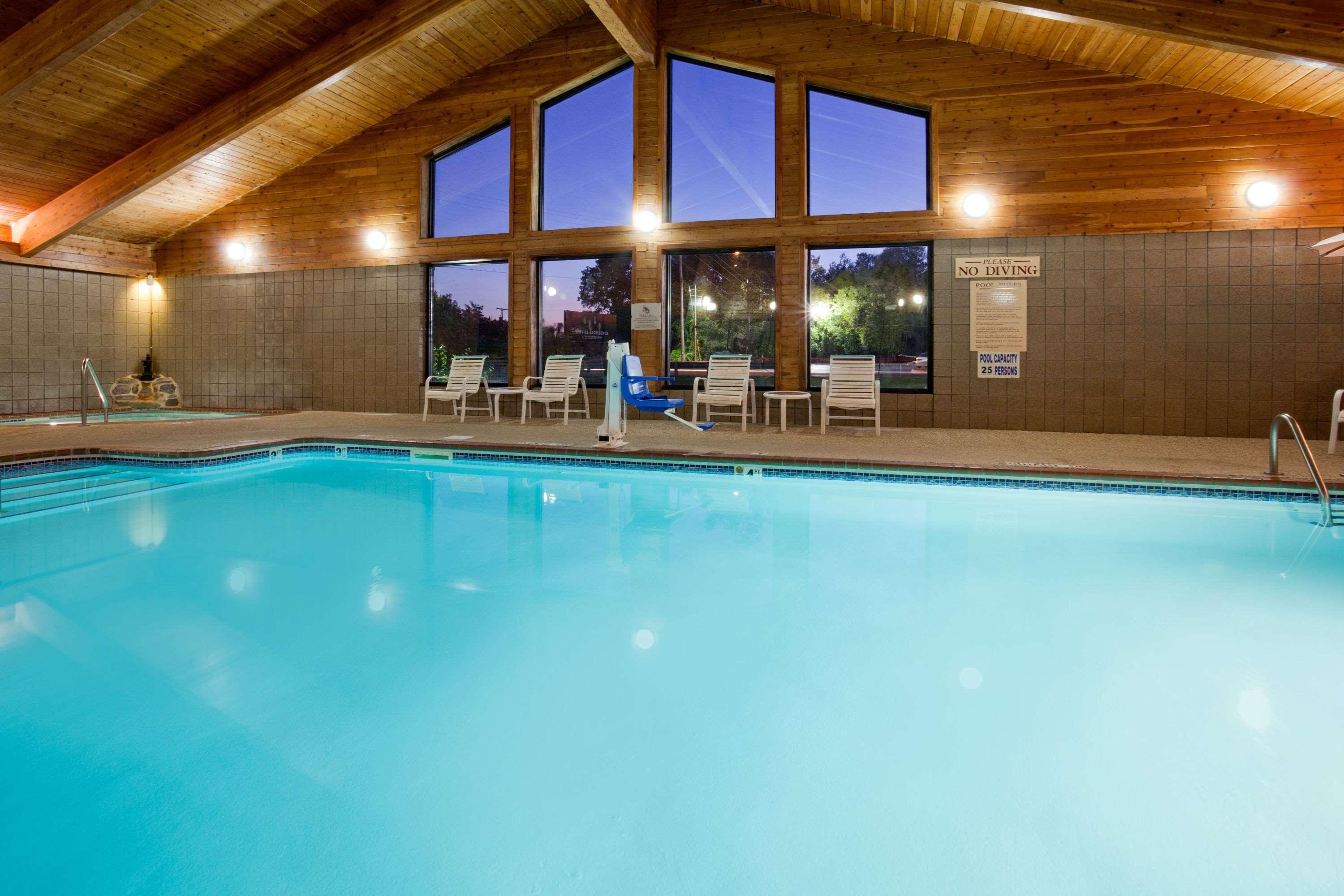 Americinn By Wyndham Menominee Exterior photo