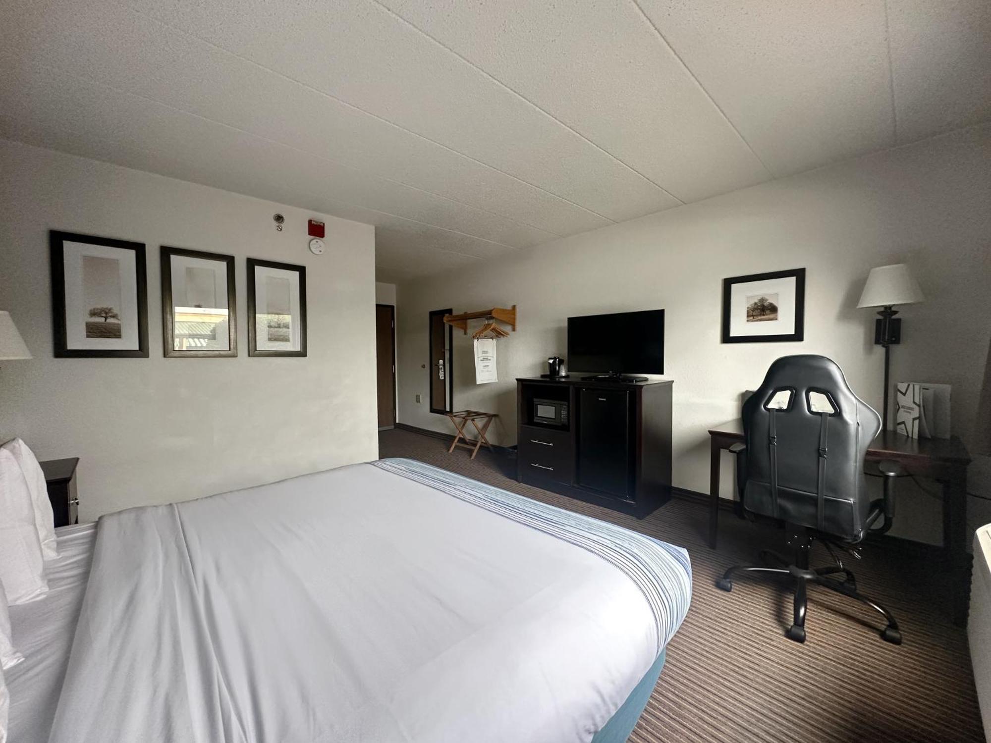Americinn By Wyndham Menominee Exterior photo