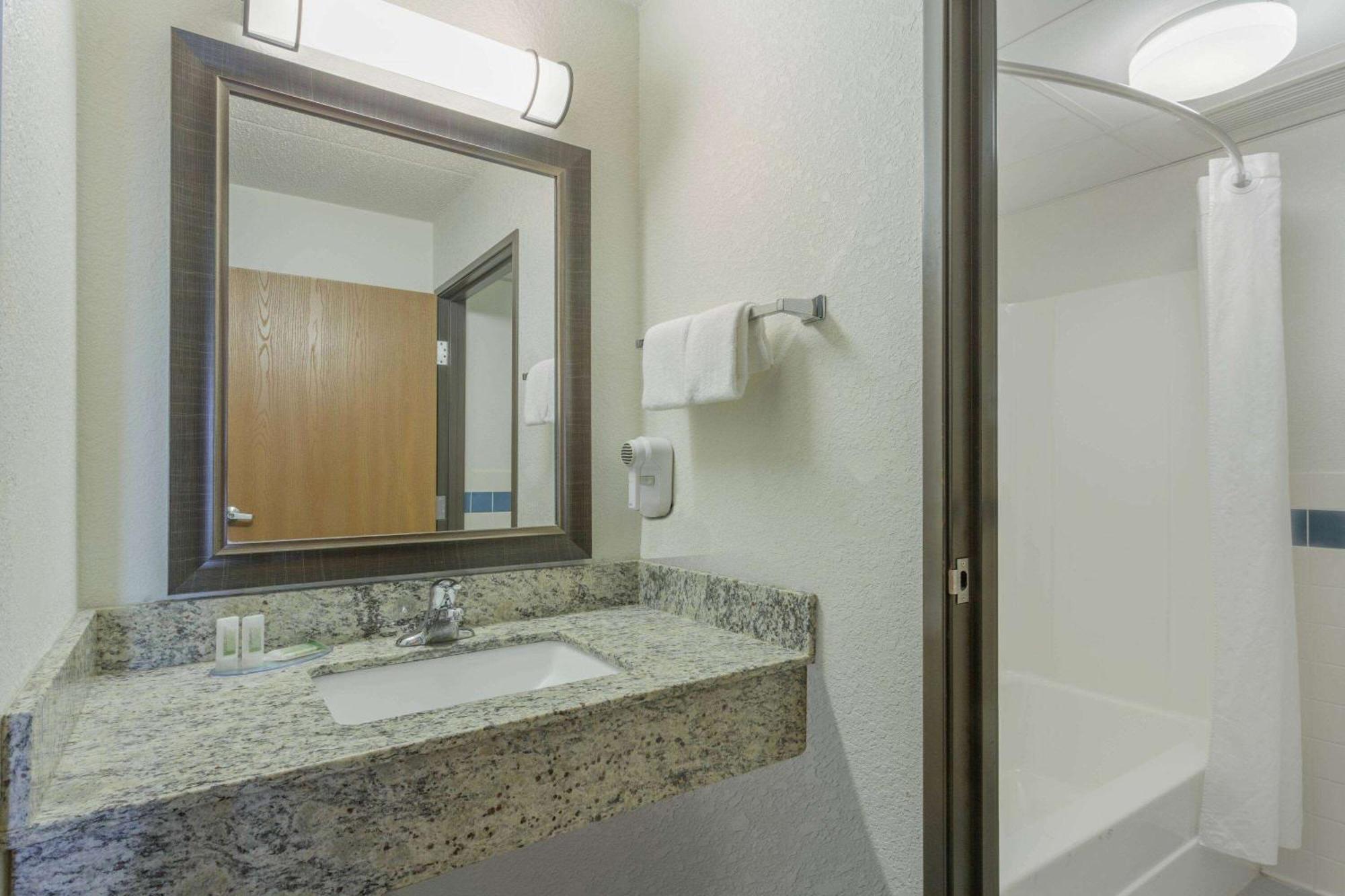 Americinn By Wyndham Menominee Exterior photo